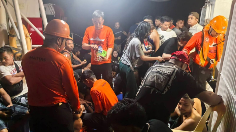 フィリピンでフェリー沈没、350人超が乗船か　7人死亡と当局