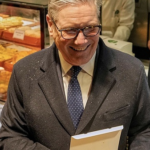 英スターマー首相、上海・豫園を訪問　雨の中で灯籠と菓子を味わう一幕 video poster