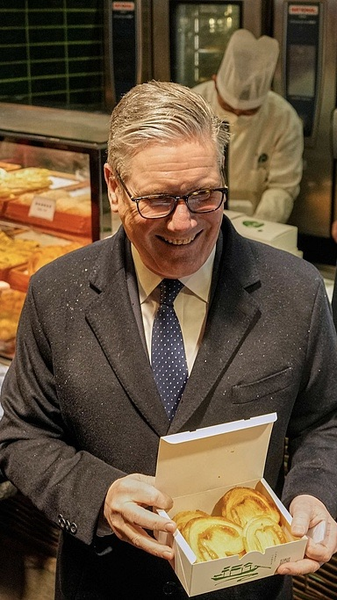 英スターマー首相、上海・豫園を訪問　雨の中で灯籠と菓子を味わう一幕 video poster