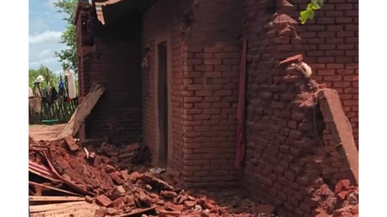 NKAR4BYM90AZDGPXK1DU - NewsTomo – 日本語で読む、世界のニュースハブ ジンバブエ豪雨で83人死亡、家屋1300棟超が被害 救援続く video poster