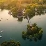 NOUF0TPKK120N66TT7QW - NewsTomo – 日本語で読む、世界のニュースハブ 合肥の「逍遥津公園」—2026年春節ガラ副会場を彩る三国志の名所 video poster