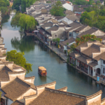 NVHF2L3I0YJPDY95AL4F - NewsTomo – 日本語で読む、世界のニュースハブ 江南の真珠「南潯古鎮」没入型“Live”で見る水郷の美と、2026春節ガラの注目 video poster