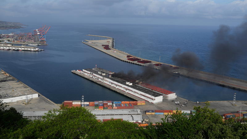 米国がベネズエラへ大規模攻撃、トランプ氏「マドゥロ大統領夫妻を拘束」 video poster