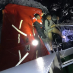 中国海警局、黄岩島付近で救助した比人乗組員17人を引き渡し