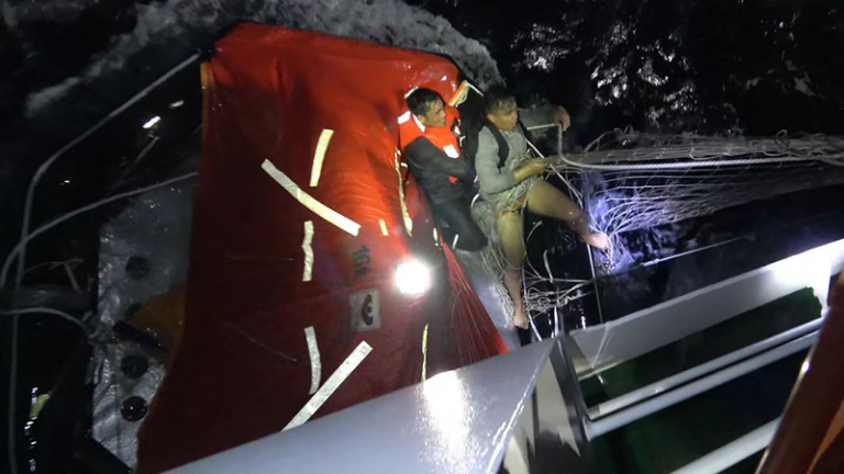 中国海警局、黄岩島付近で救助した比人乗組員17人を引き渡し