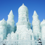 中国本土ハルビンで「氷雪世界」開園、世界最大級の氷雪テーマパークに人波 video poster