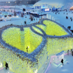 中国本土ハルビンの「Rose Icefall」15mの氷瀑が“冬のロマンス”の新名所に