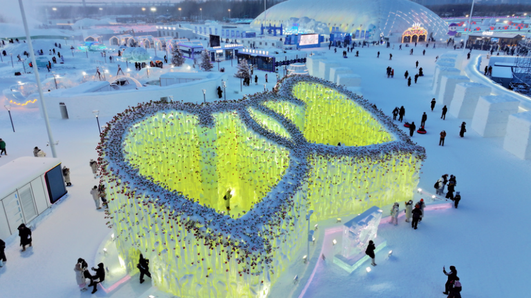 中国本土ハルビンの「Rose Icefall」15mの氷瀑が“冬のロマンス”の新名所に