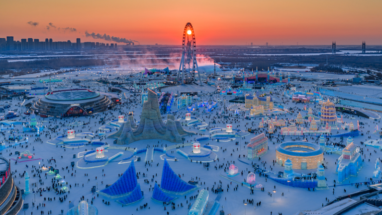 中国本土・ハルビンの「氷雪大世界」今冬も注目、氷の城が春節を照らす video poster