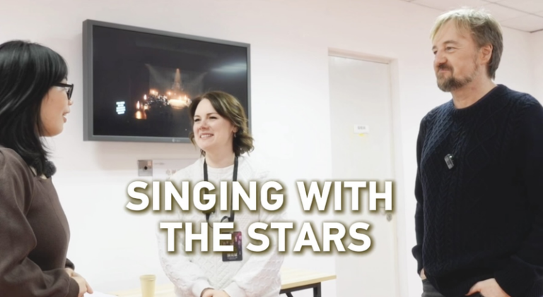 北京の舞台裏で特別レッスン：ウエストエンド俳優が記者に歌を指南 video poster