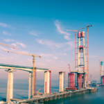 中国本土・杭州湾の跨海高速鉄道橋、初の主塔上棟—2027年完成へ video poster