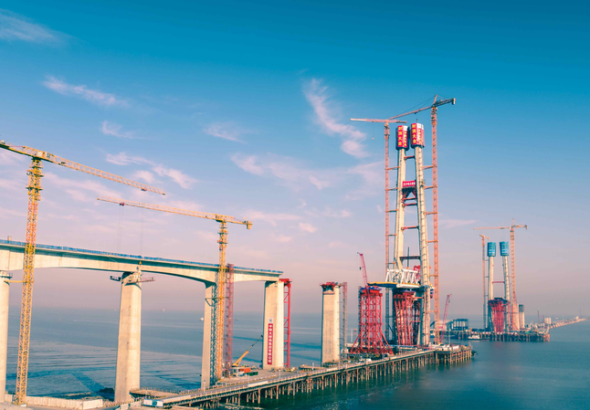 中国本土・杭州湾の跨海高速鉄道橋、初の主塔上棟—2027年完成へ video poster