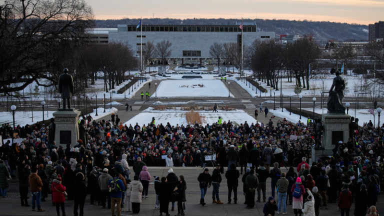 ミネソタ銃撃の新映像公開、ICE発砲めぐり説明が真っ向対立