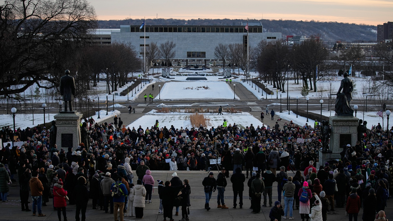 ミネソタ銃撃の新映像公開、ICE発砲めぐり説明が真っ向対立