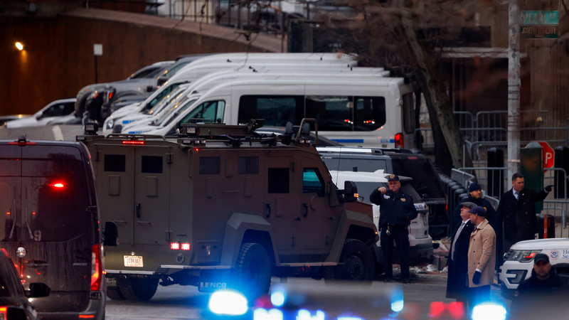 ベネズエラのマドゥロ氏、NYマンハッタンの連邦裁判所に到着