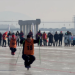 中国本土・遼寧で氷上カート大会が開幕　小凌河に約700人集結 video poster