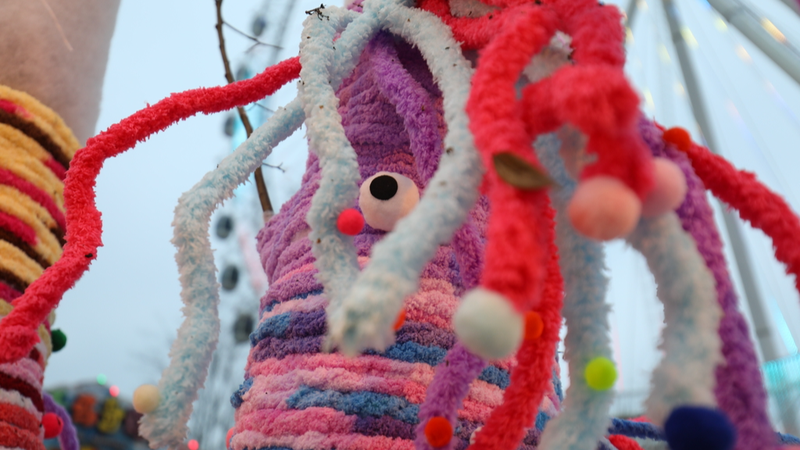 重慶の木々がカラフルな“セーター”に—冬景色を彩る編み物アート