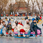 北京・什刹海アイスリンクで氷雪カーニバル開幕、馬年を前に冬の賑わい
