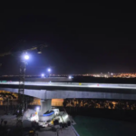 上海で1万トン橋梁が回転、運行中のリニアを跨ぐ「空中バレエ」