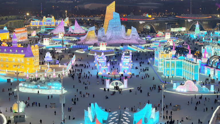 中国本土ハルビンで「氷雪世界」開園、世界最大の氷雪テーマパークに人出 video poster