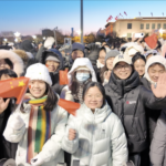 中国・北京の天安門広場で2026年元旦の国旗掲揚、数千人が新年を迎える video poster