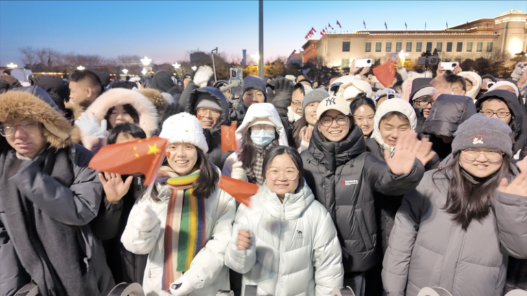 中国・北京の天安門広場で2026年元旦の国旗掲揚、数千人が新年を迎える video poster