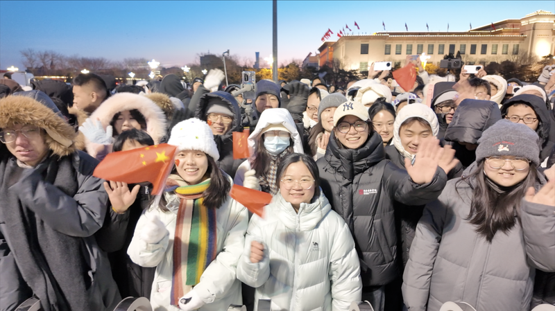 中国・北京の天安門広場で2026年元旦の国旗掲揚、数千人が新年を迎える video poster