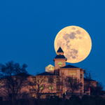 2026年ウルフ・スーパームーンが出現、昨夜の空を大きく明るく照らす