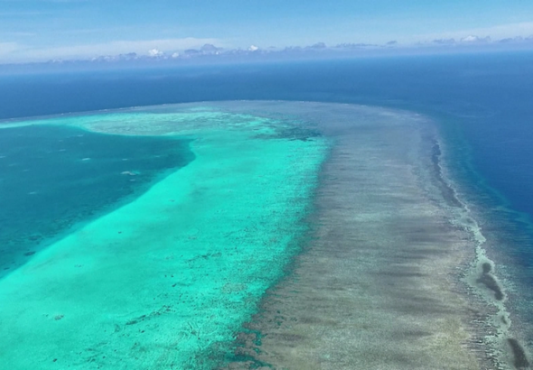 中国軍、黄岩島上空で比航空機を退去させたと発表