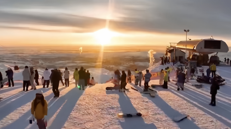 新疆の「雪観光」急拡大、今冬の冬スポーツが地域経済を押し上げ video poster