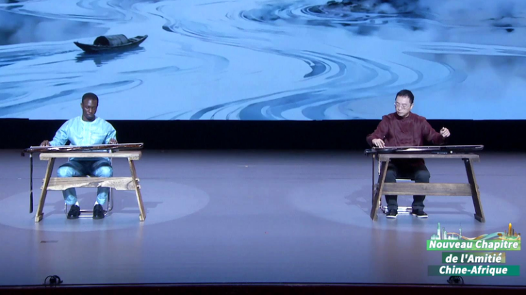 中国の古琴名手・張旭光氏とトーゴの学生が共演、国境を越える音の対話 video poster