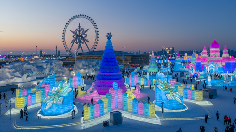 中国本土ハルビンで世界最大級の氷雪テーマパーク開園、12月17日から大にぎわい video poster