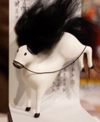 山東美術館の「ボサボサ小馬」が話題に　風になびくたてがみが刺さる理由 video poster