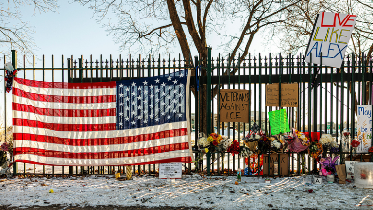 ミネアポリス銃撃で揺れる米移民取締り—トランプ政権が見せた「後退のサイン」