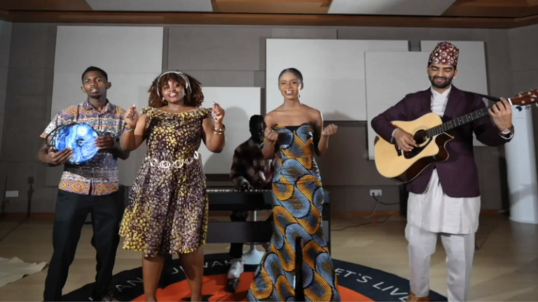 南昌航空大学で留学生5人が歌う「The Chinese Dream」——音楽でつながる若者たち video poster