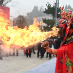 四川オペラの「火噴き」が内江を熱くする　春節前の消費促進キャンペーン始動