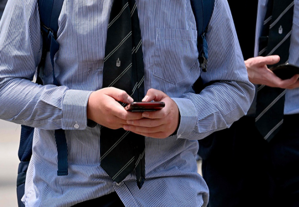 英上院、16歳未満のSNS利用禁止案を可決　政府は夏の協議結果待ち