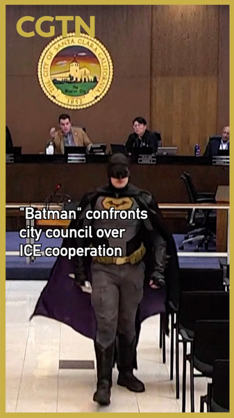 「バットマン」が市議会に抗議、ICE連携見直し求める　スーパーボウル直前のサンタクララ video poster