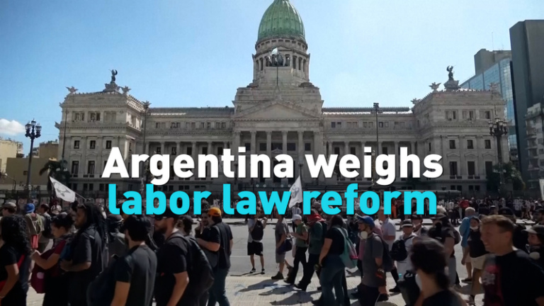 アルゼンチン上院で労働法改革案を審議、今夜にも採決へ video poster