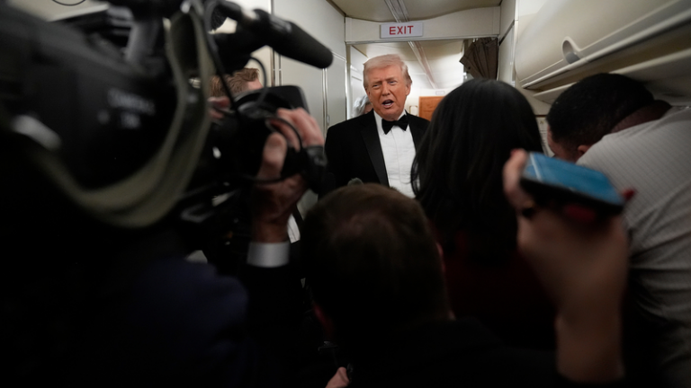 トランプ氏「イランは真剣に協議」 米は艦船展開も示唆