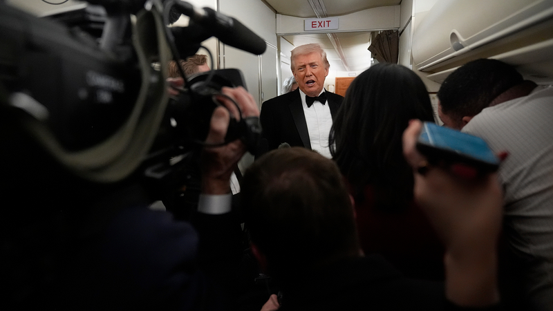 トランプ氏「イランは真剣に協議」 米は艦船展開も示唆