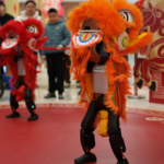 0WZC5M5Q84CD4PGJOQ96 - NewsTomo – 日本語で読む、世界のニュースハブ 春節前、中国本土でロボットが主役に AIが灯会や廟会を彩る