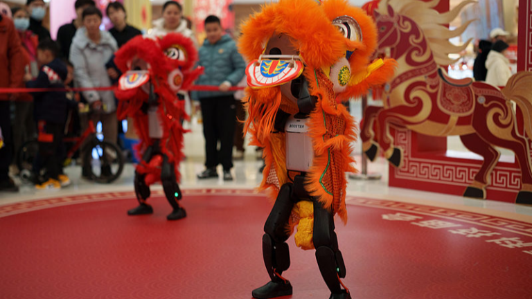 春節前、中国本土でロボットが主役に　AIが灯会や廟会を彩る