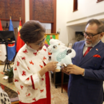 CGTN、インドネシア駐中国大使夫妻へCMG春節ガラ公式マスコット贈呈 video poster