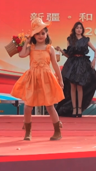 新疆・皮山県で「ごみ→宝」春節ファッションショー、村の“スーパーモデル”が主役に video poster