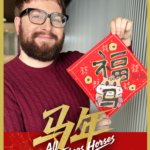 春節の「門飾り」に込めた願い：2026年“馬”モチーフが運ぶ繁栄のサイン video poster