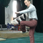 京劇の舞台で「一本の鞭」が馬になる──見えない駿馬を観客に見せる技 video poster