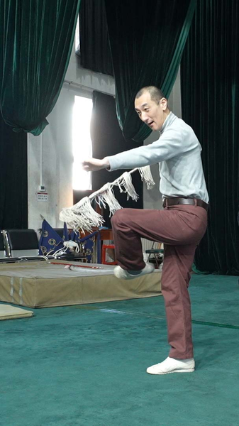 京劇の舞台で「一本の鞭」が馬になる──見えない駿馬を観客に見せる技 video poster