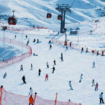 春節の新疆アルタイ山地、パウダースノーで迎える“雪の新年”