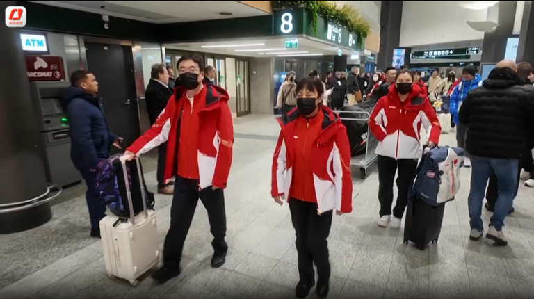 中国のスケーターとスノーボーダーがイタリア入り、ミラノ・コルティナ五輪へ調整開始 video poster